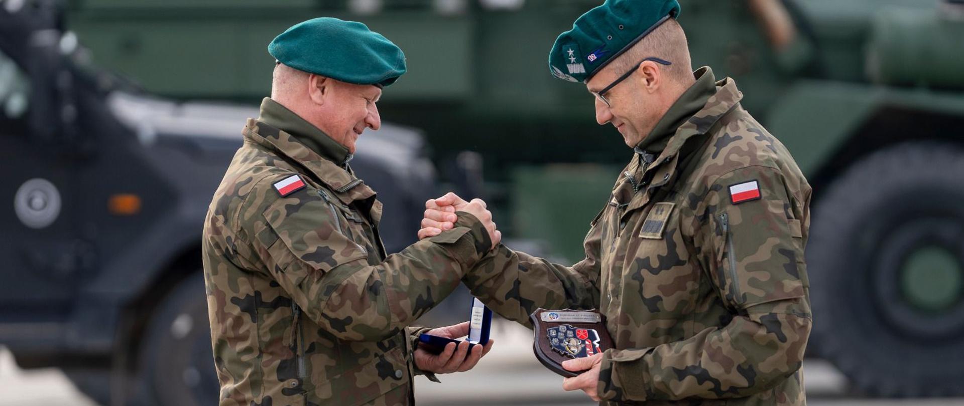 Uroczyste zakończenie I zmiany operacji "Bezpieczne Podlasie". Służbę kończą żołnierze 18. Dywizji Zmechanizowanej z Siedlec, ich zdania przejmuje 12. Szczecińska Dywizja Zmechanizowana