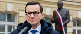 Premier Mateusz Morawiecki na odsłonięciu pomnika Jana Olszewskiego przed Kancelarią Premiera.