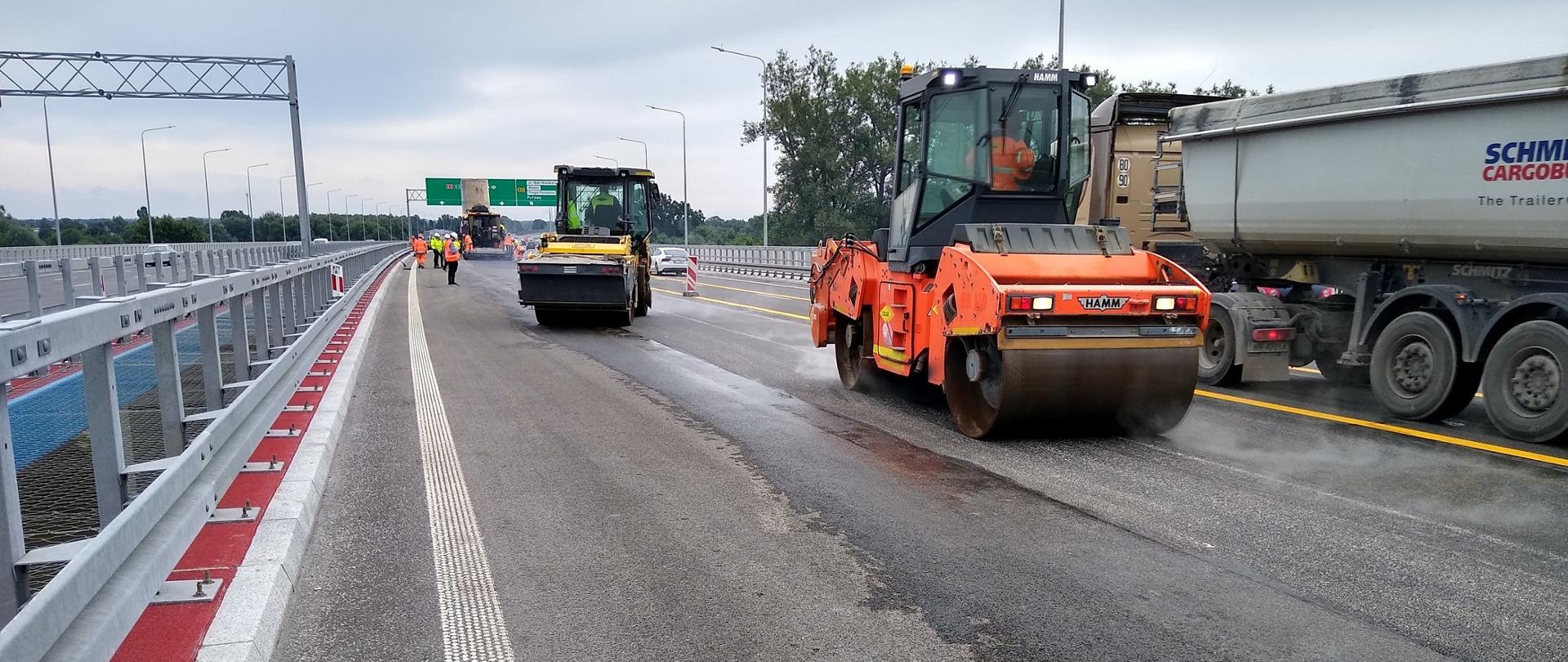 Naprawa gwarancyjna nawierzchni na jednym pasie ruchu na moście w ciągu S2 POW - układanie nawierzchni