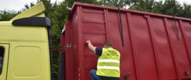 Inspektor Ochrony Środowiska sprawdzający zawartość kontenera na samochodzie ciężarowym