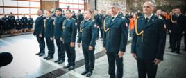 Obchody Dnia Strażaka 2024 r. - strażacy korpusu podoficerskiego występujący z szyku, którzy otrzymują wyższe stopnie służbowe.