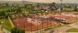 Zerwany dach szkoły na boisku sportowym