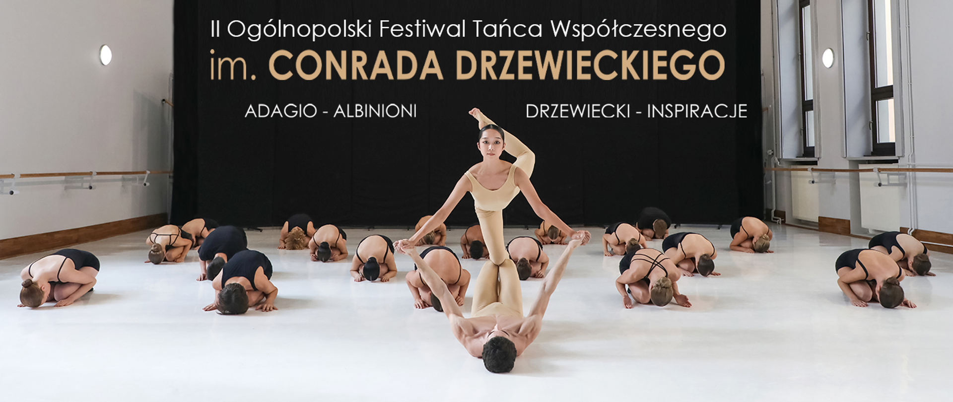 Grupa tancerzy w sali baletowej, z tyłu napis: Drugi Ogólnopolski Festiwal Tańca Współczesnego im. Conrada Drzewieckiego