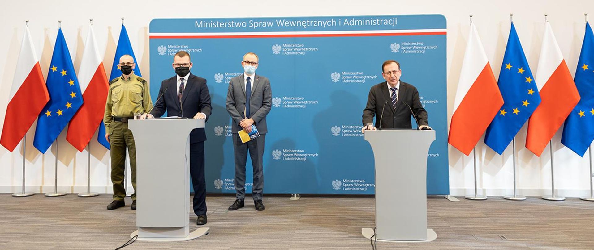 Gen. dyw. SG Tomasz Praga, wiceminister Paweł Szefernaker, wiceminister Błażej Poboży oraz minister Mariusz Kamiński podczas konferencji prasowej.