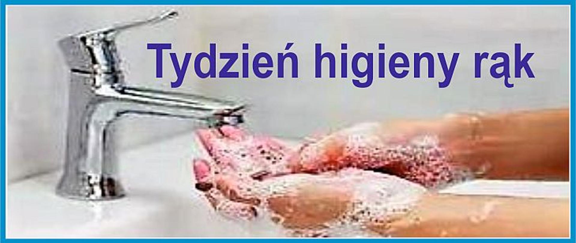 baner informujący o Tygodniu higieny rąk . Po lewej stronie planszy kran pod którym opłukiwane są z mydła dłonie