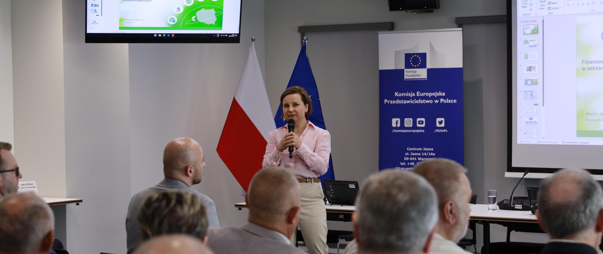 Wiceministra Urszula Zielińska w trakcie konferencji „Efektywność energetyczna w sektorze publicznym w świetle dyrektywy Parlamentu Europejskiego i Rady 2023/1791 w sprawie efektywności energetycznej”.