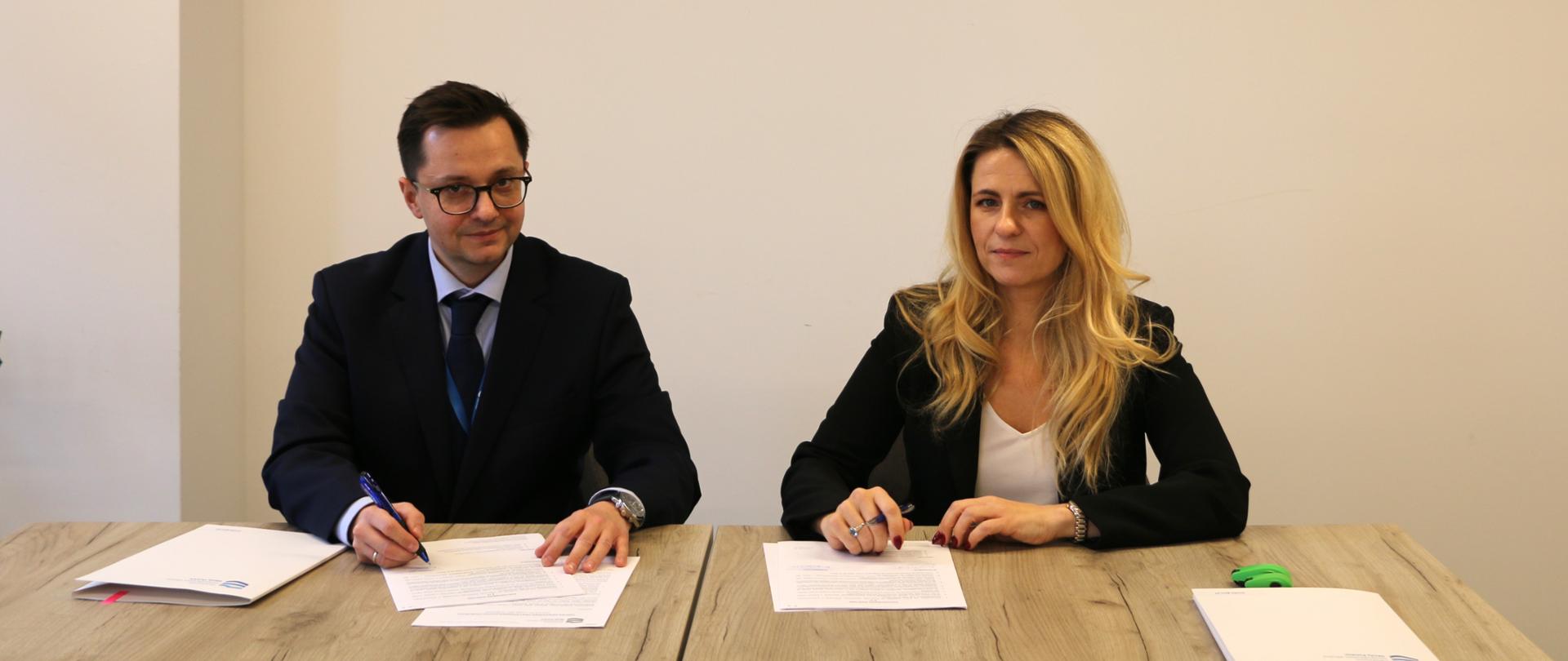 Podpisanie umowy na opracowanie PUW z udziałem Wiceprezesa Wód Polskich i przedstawicielki Wykonawcy