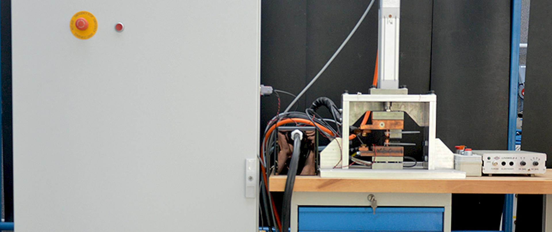Inwertorowa zgrzewarka prądu stałego 10kHz z elektromechanicznym układem dociskowym o maksymalnej sile docisku 2kN