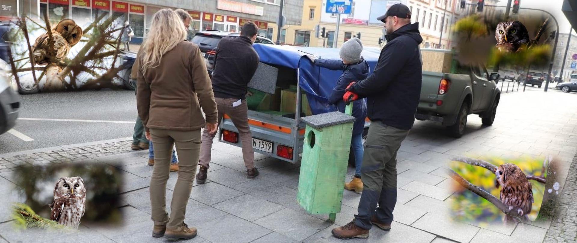 Pracownicy RDOS i nadleśnictwa pakują budki do samochody, po bokach wklejone ptaki dla których badą te budki