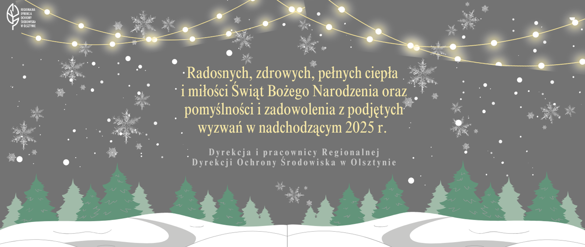 Na szarym tle z zielonymi choinkami, białymi płatkami śniegu oraz świecącymi na żółto lampkami na środku znajduje się tekst z życzeniami z okazji świąt.