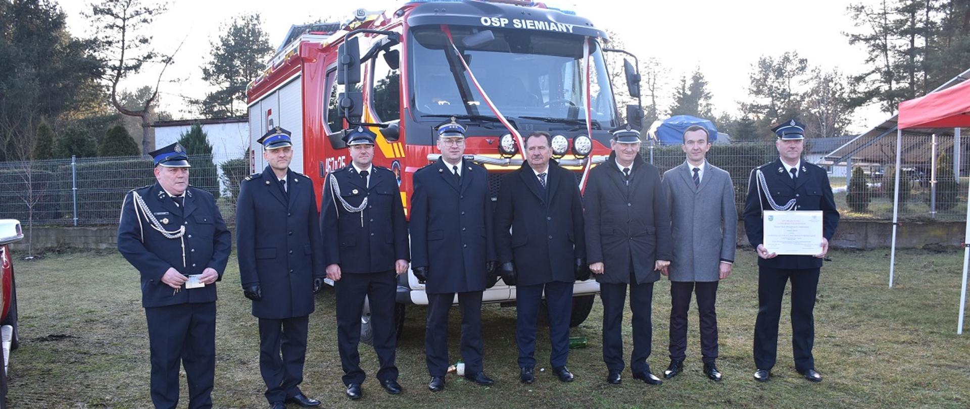 Pamiątkowe zdjęcie z osobami przekazującymi. 