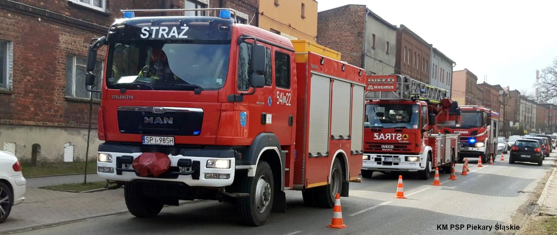 Zdjęcie przedstawia średni samochód ratowniczo - gaśniczy, samochód specjalny Drabinę mechaniczną oraz ciężki samochód ratowniczo - gaśniczy z JRG Piekary Śląskie.