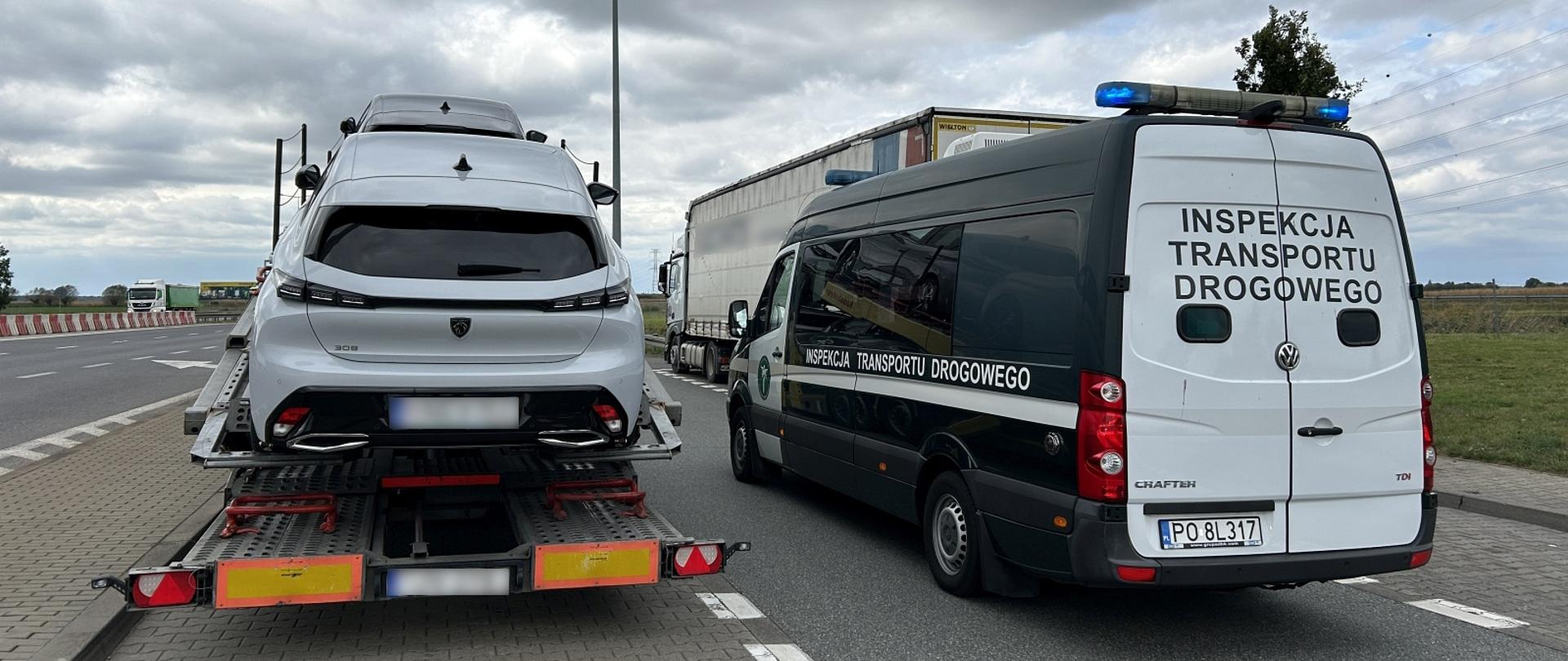 Na punkcie kontrolnym, widziane od tyłu, stojące obok siebie laweta z samochodami osobowymi oraz bus inspekcji