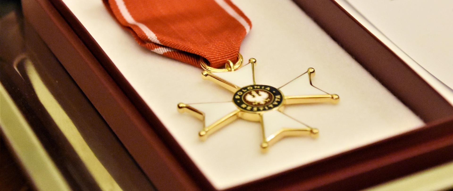 Na zdjęciu widoczny jest medal