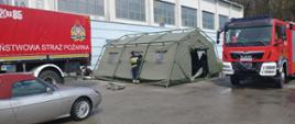 Strażacy rozstawiają namiot obok Hali Sportowej w Kazimierzy Wielkiej
