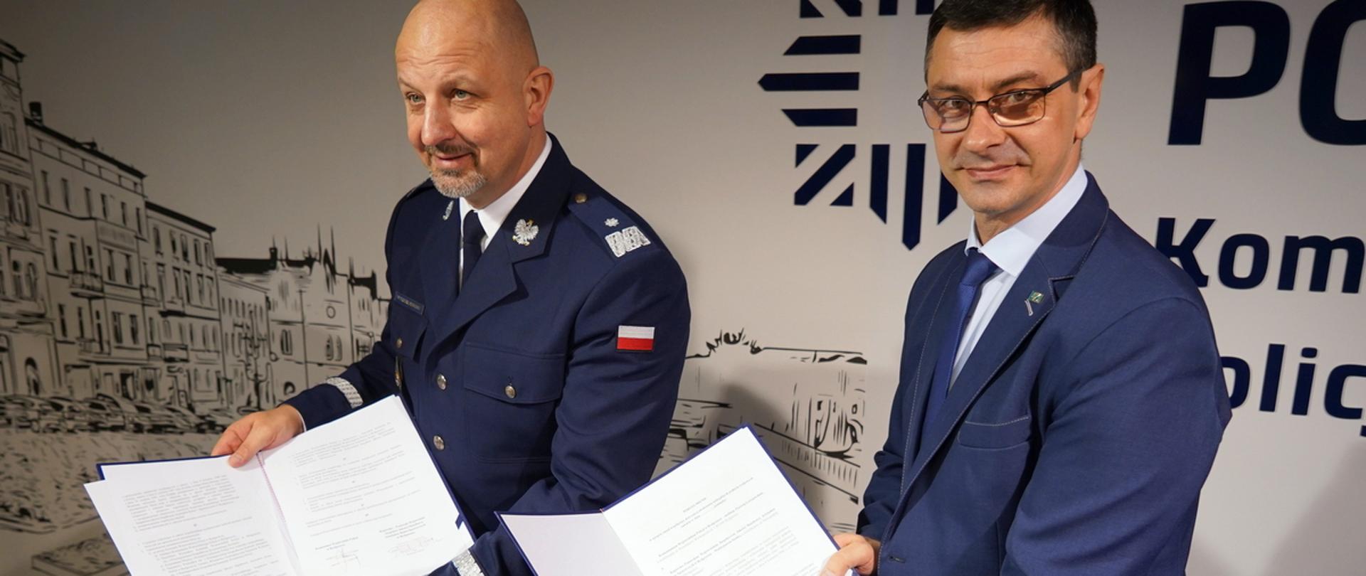 Na zdjęciu Komendant Policji i Kujawsko-Pomorski Wojewódzki Inspektor JHARS prezentują podpisane porozumienie