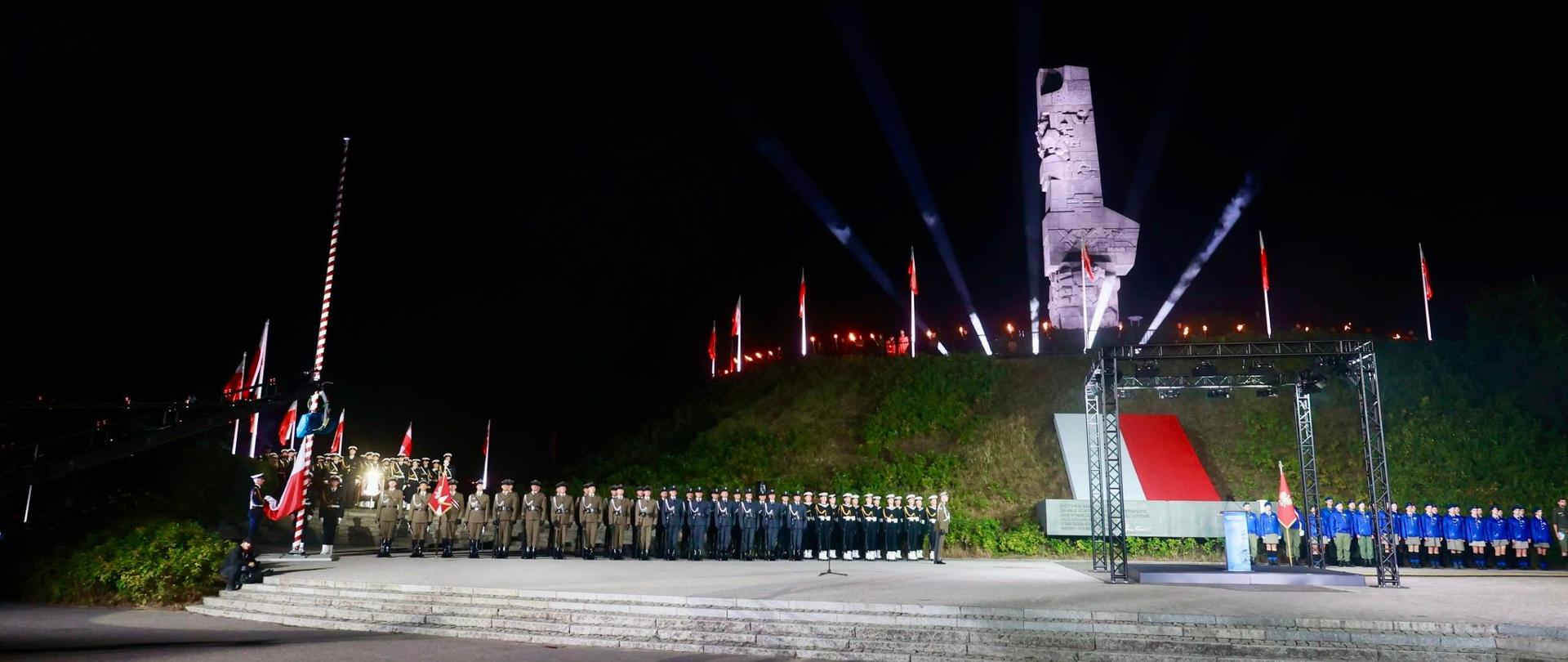 W niedzielę 1 września pod Pomnikiem Obrońców Wybrzeża w Gdańsku, z udziałem premiera D. Tuska, szefa MON, żołnierzy Wojska Polskiego, kombatantów, przedstawicieli władz państwowych i samorządowych, harcerzy odbyły się uroczystości związane z obchodami 85. rocznicy wybuchu II wojny światowej