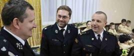 Od prawej w mundurach stoją w mundurach komendant powiatowy wójt gminy Braniewo oraz komendant gminny OSP.