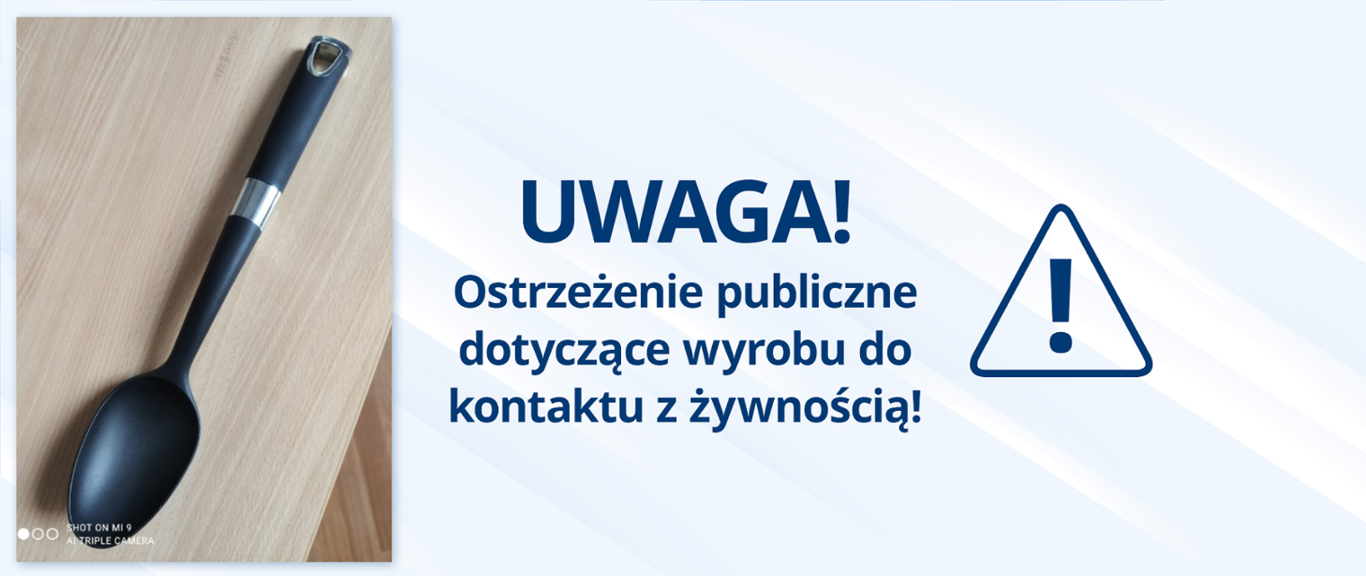 Na jasno niebieskim tle napis w kolorze ciemnoniebiskim: UWAGA! Ostrzeżenie publiczne dotyczące wyrobu do kontaktu z żywnością!
Po prawej stronie napisu trójką równoboczny z wykrzyknikiem w środku - jako symbol ostrzeżenia, po lewej zdjęcie łyżki do gotowania.