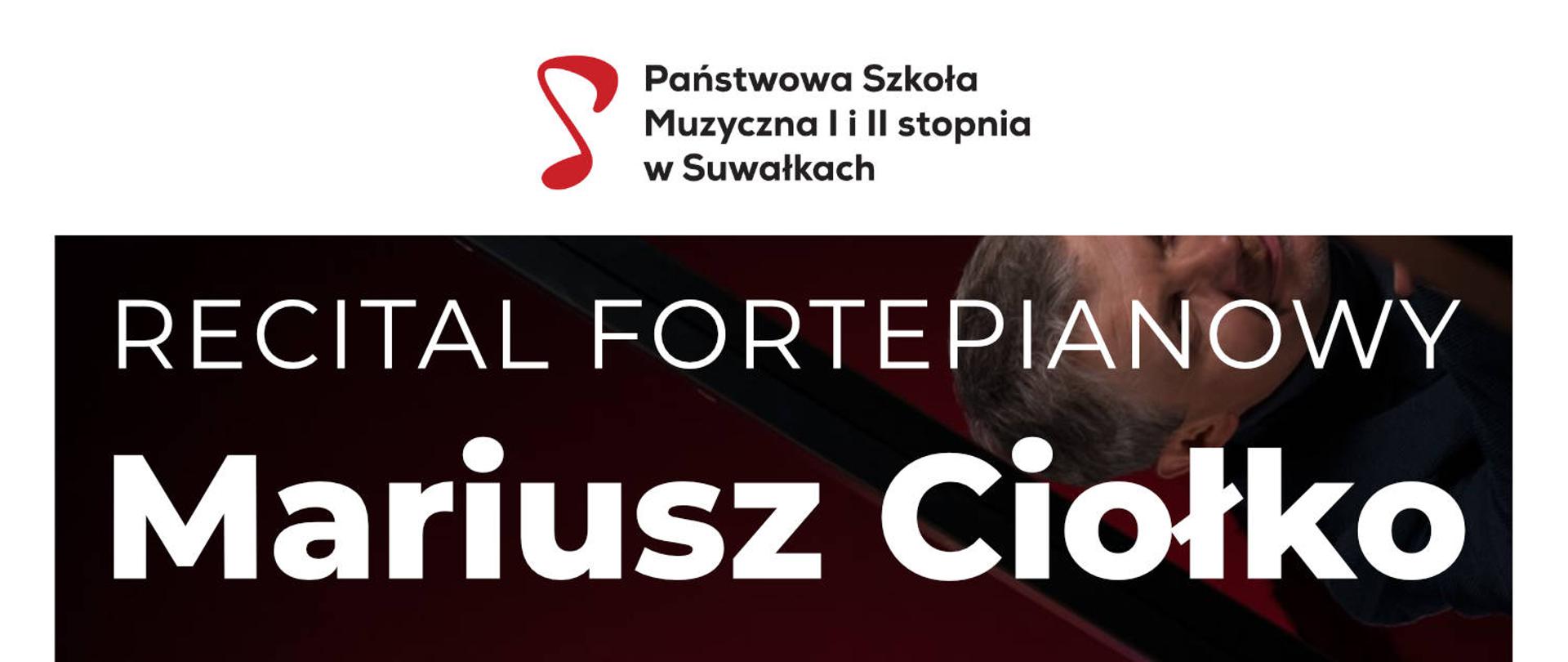 Plakat zapowiadający recital fortepianowy Mariusza Ciołko. Wydarzenie odbędzie się 2 grudnia 2024 roku (poniedziałek) o godzinie 17:00 w Sali Koncertowej Państwowej Szkoły Muzycznej I i II stopnia w Suwałkach. Na zdjęciu widoczny pianista pochylony nad fortepianem na tle czerwonej ściany. W programie utwory J. Haydna, L. van Beethovena i F. Chopina