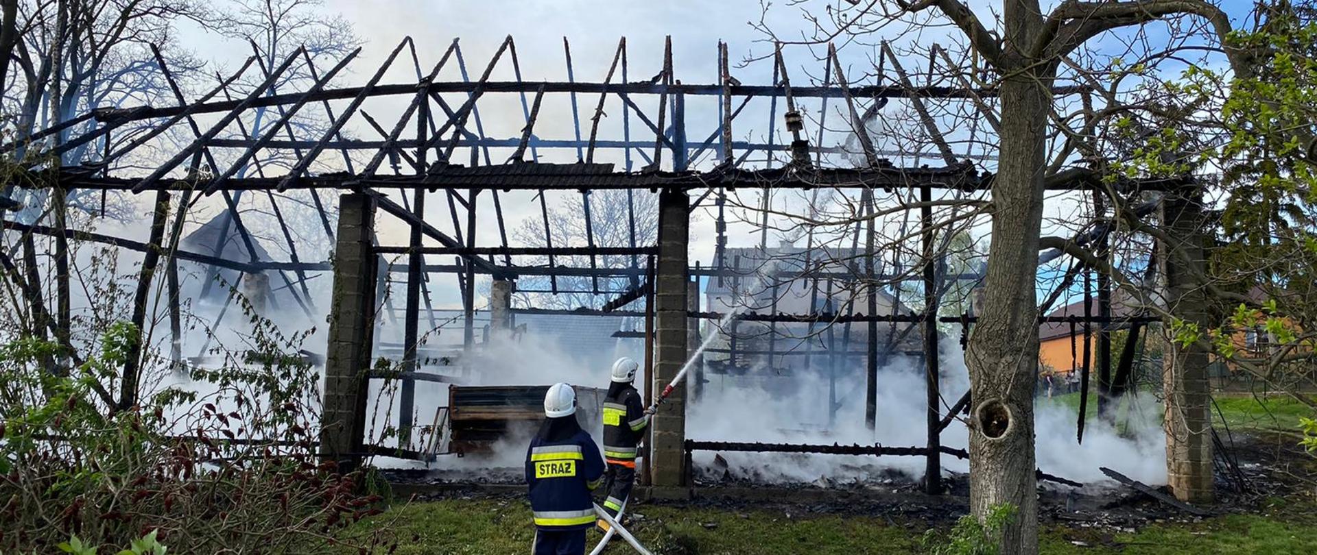 Strażacy prowadzą działania gaśnicze palącej się stodoły 