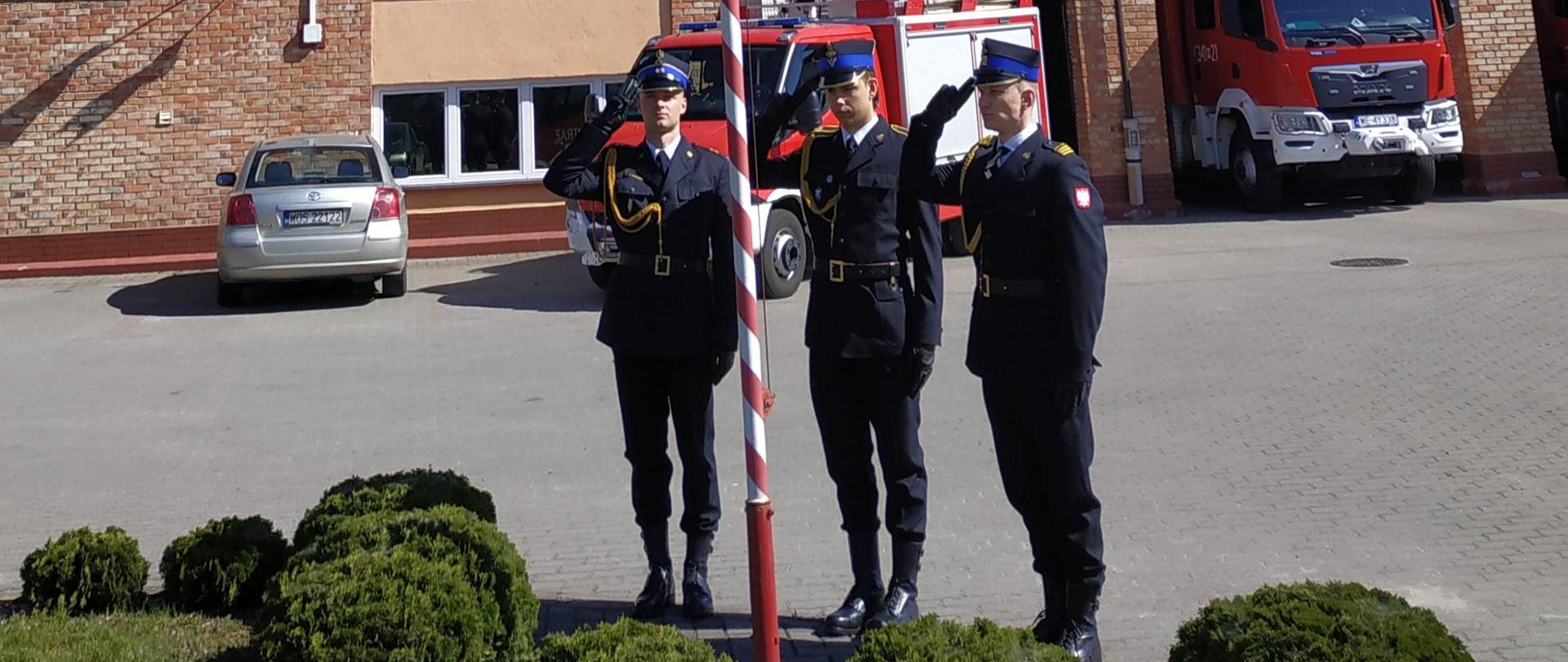 Dzień Flagi Rzeczypospolitej Polskiej - funkcjonariusze oddają honory przy Fladze RP na maszcie