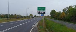 na zdjęciu widoczna droga krajowa nr 12 oraz tablica z nazwą miejscowości Głogów 