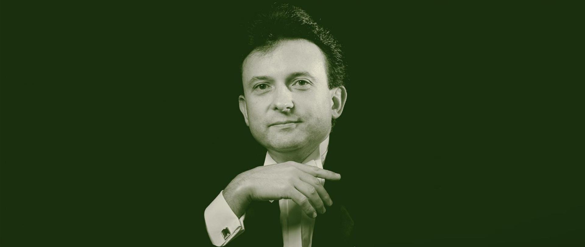 A imagem apresenta o pianista polaco Rafał Łuszczewski