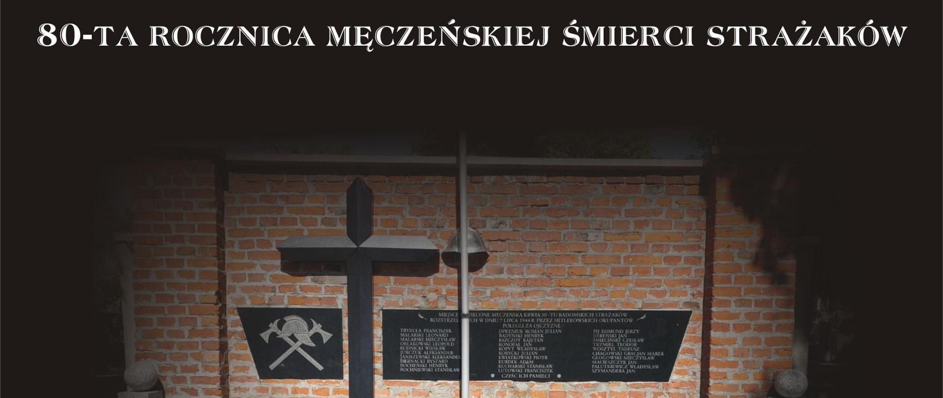Zdjęcie wykonane na cmentarzu komunalnym. Na zdjęciu widać pomnik zamordowanych przez hitlerowskich żołnierzy strażaków. Na płycie położony jest wieniec w kolorze zielonym z biało – czerwoną szarfą. Tło zdjęcia w kolorze czarnym. Na górze nad zdjęciem widnie napis w kolorze białym 80-ta rocznica męczeńskiej śmierci strażaków