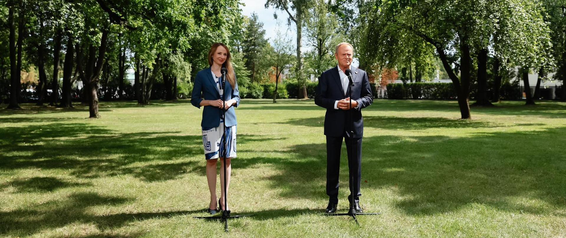 Premier Donald Tusk i Minister Agnieszka Dziemianowicz-Bąk podczas konferencji prasowej.