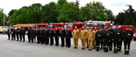 Na zdjęciu pododdział strażaków z pocztem flagowym i sztandarowym na czele.