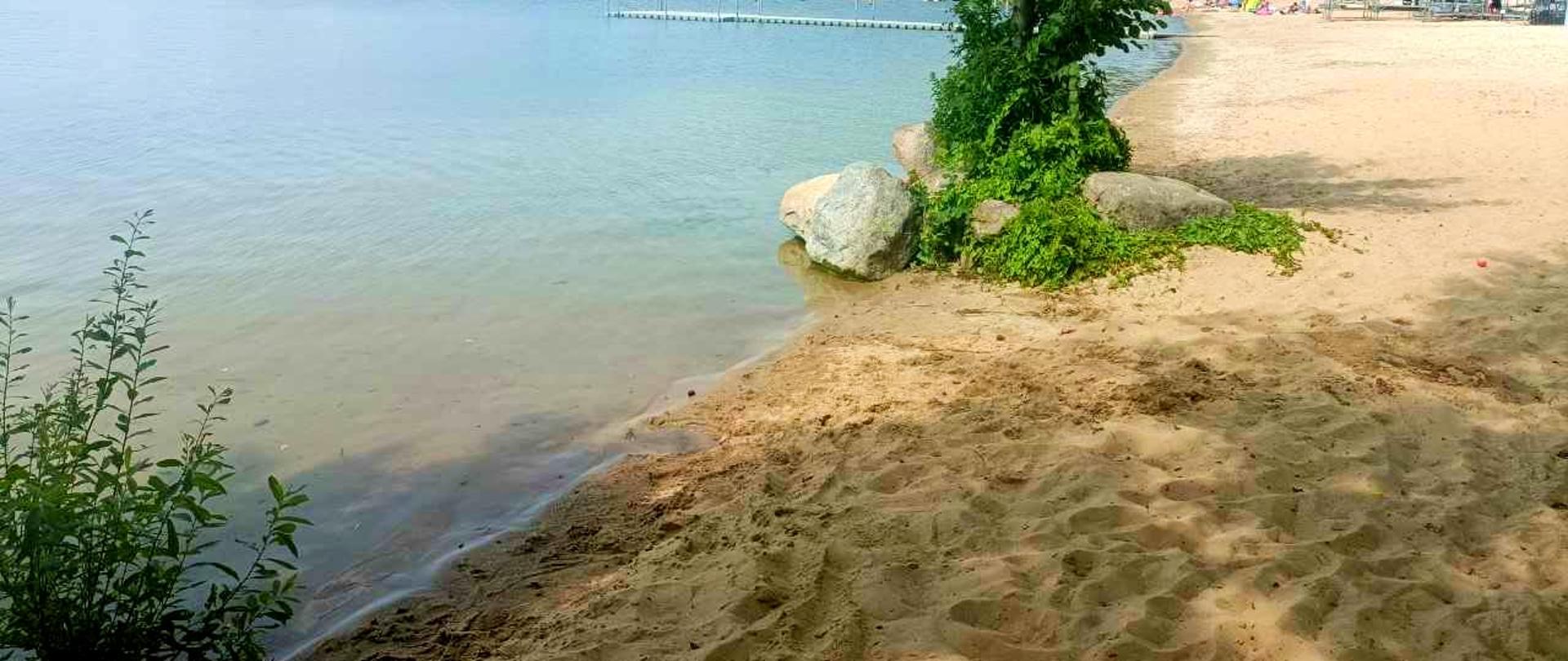 Plaża w Boszkowie-Letnisku nad Jeziorem Dominickim na wysokości obiektu Antonińska Resort & Spa.