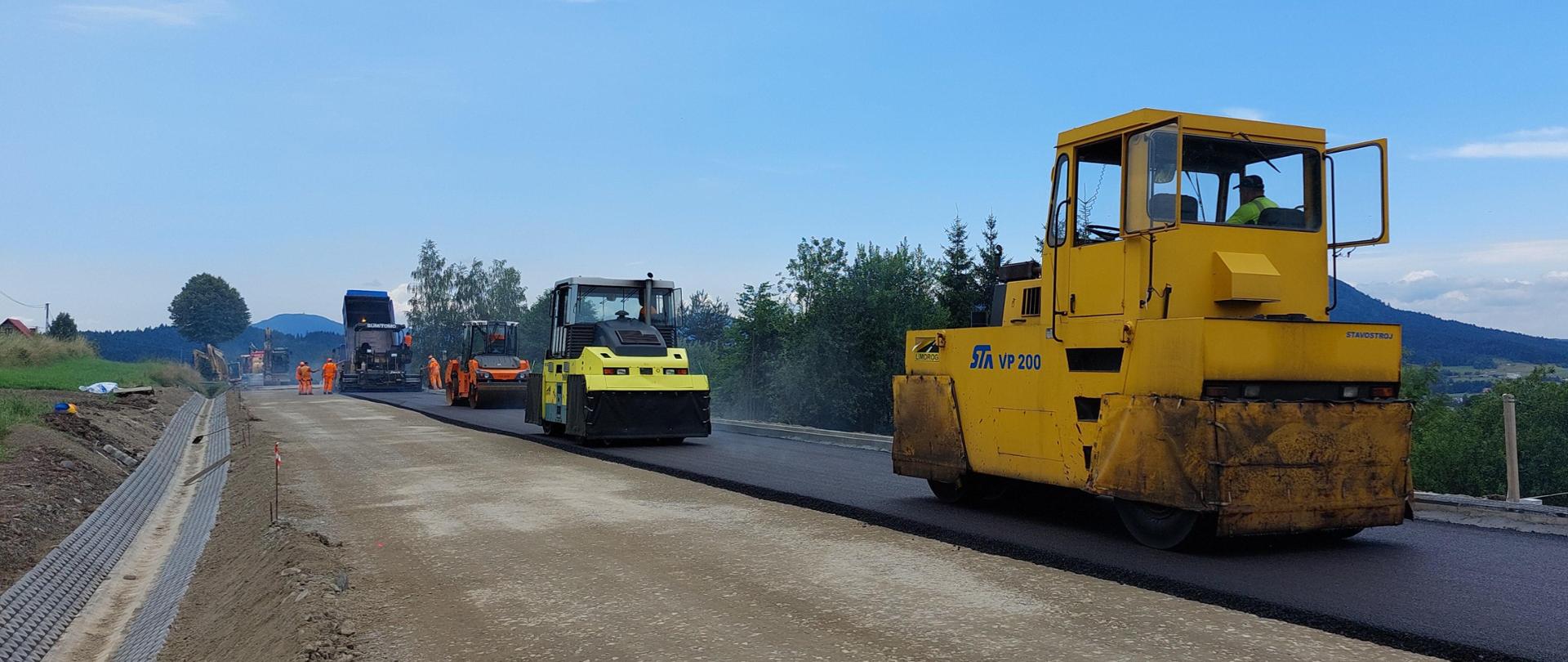 walce drogowe utwardzają asfalt na odbudowywanej drodze krajowej nr 28 w Kasinie Wielkiej