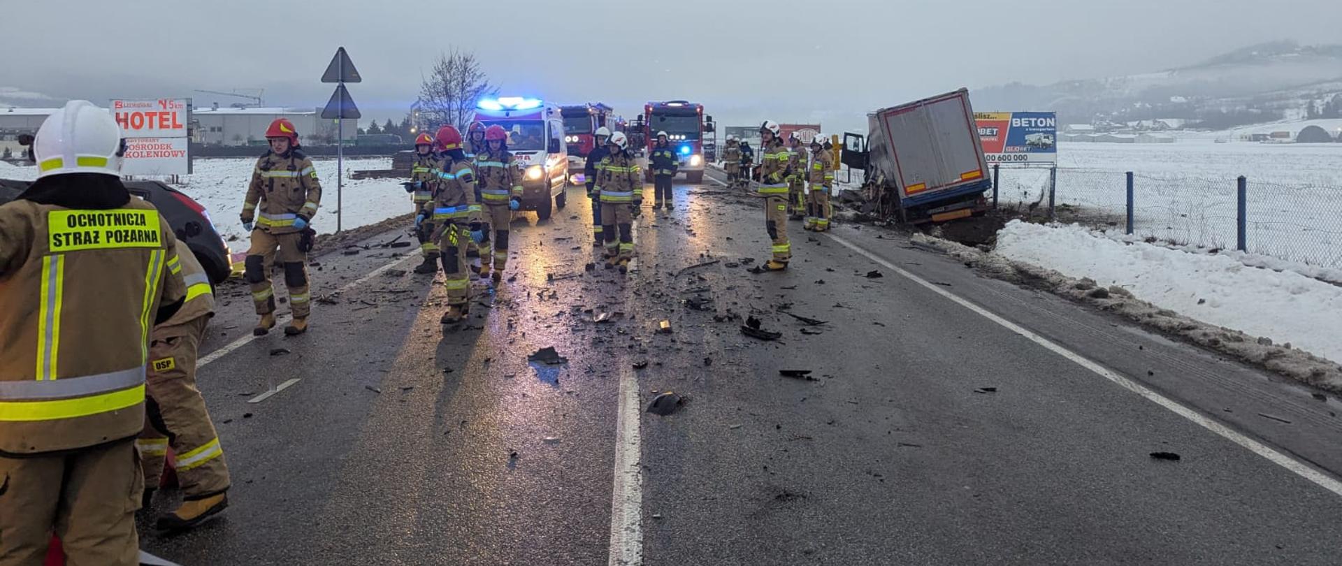 Widok drogi na której są strsżacy