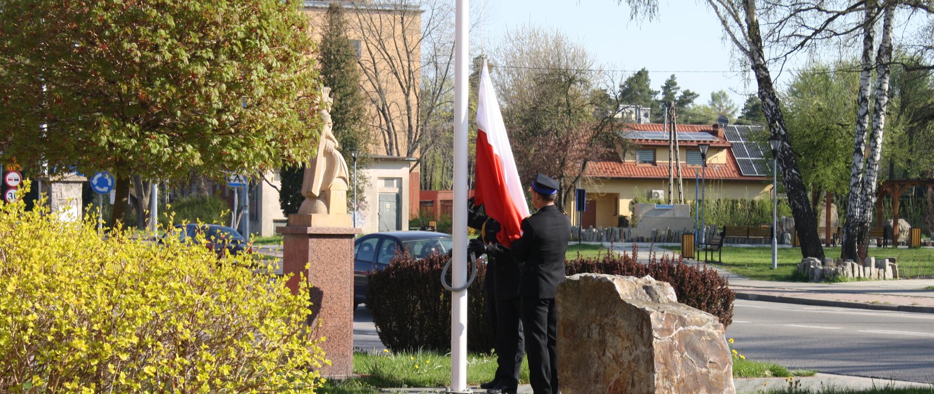 Poczet flagowy podczas podnoszenia Flagi Rzeczpospolitej Polskiej na maszt.