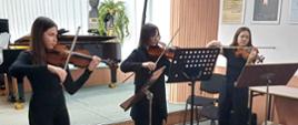 Trio skrzypcowe - dziewczęta ubrane na czarno