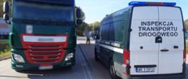 Funkcjonariusze mazowieckiej Inspekcji Transportu Drogowego kontrolują ciężarówki zagranicznych przewoźników. Obok radiowozu ITD stoi zestaw należący do przedsiębiorcy z Ukrainy.