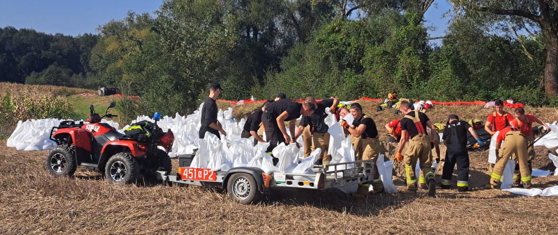 Gołdapscy strażacy niosą pomoc związaną m.in. z: umacnianiem wałów przeciwpowodziowych podczas skutków powodzi