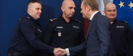 Premier D. Tusk wita się z policjantami