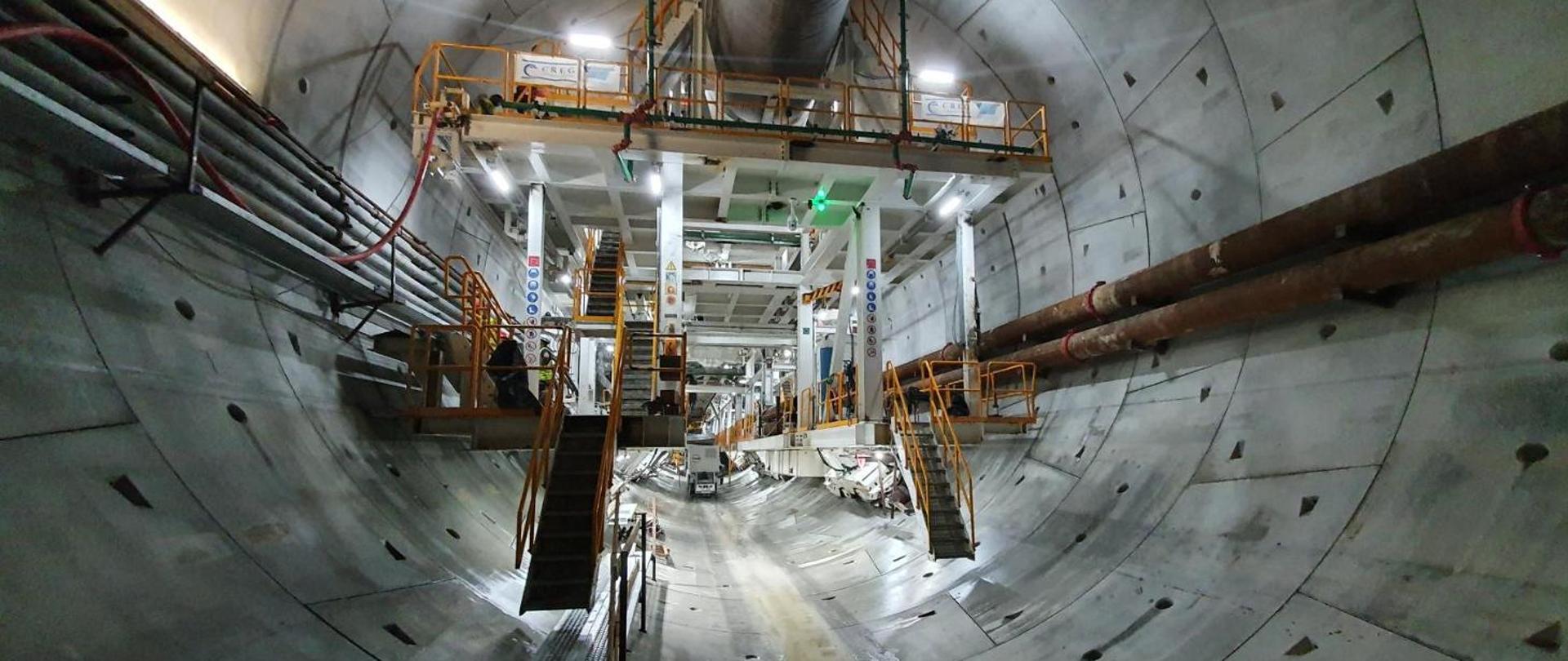 Zdjęcie wnętrza tunelu pod Świną i maszyny drążącej TBM.