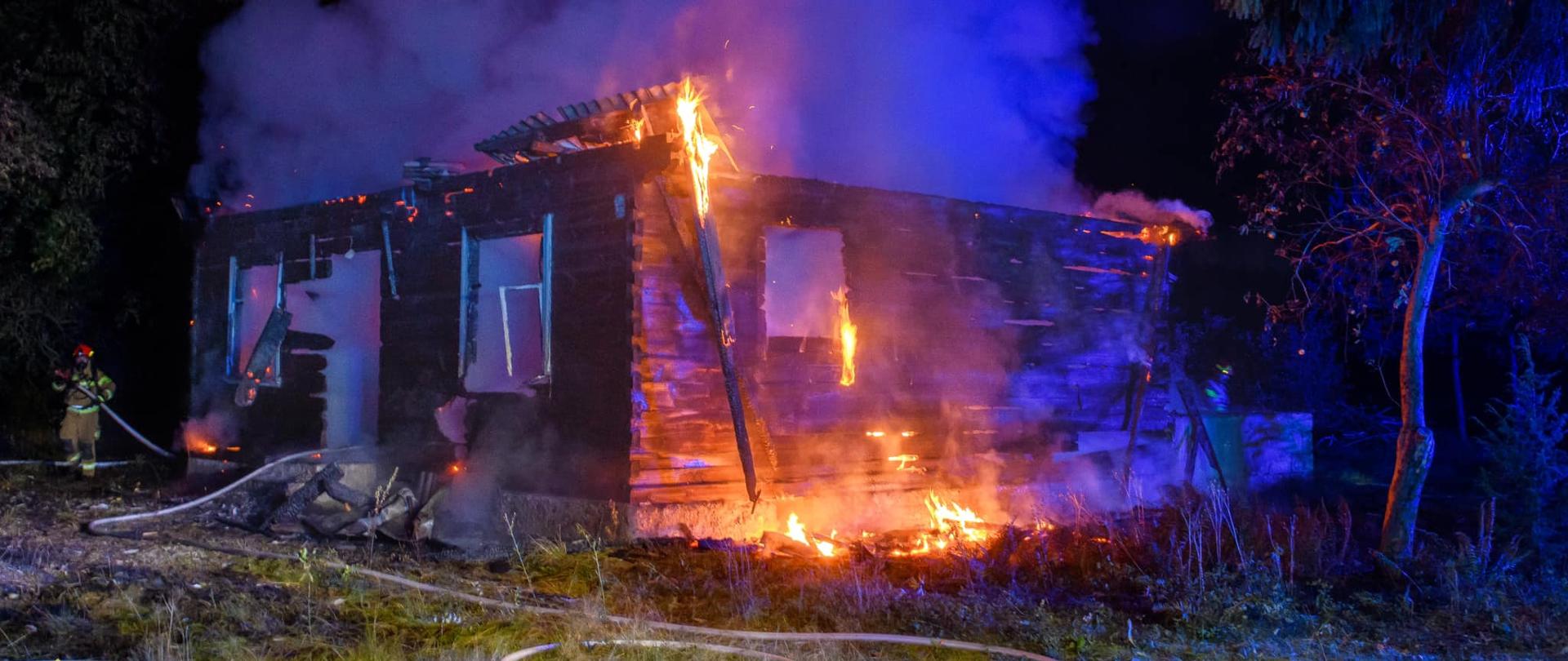 Działania ratowniczo-gaśnicze podczas pożaru domu