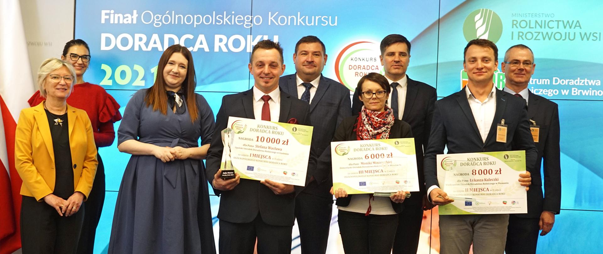 Sekretarz stanu Anna Gembicka stojąca wśród laureatów Konkursu