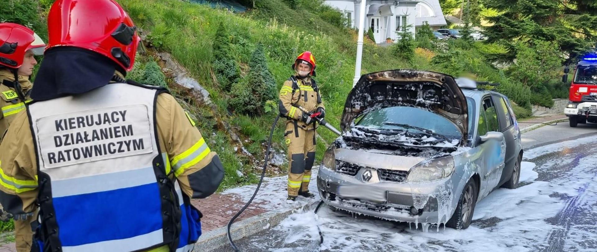 Strażacy gaszą pożar samochodu osobowego