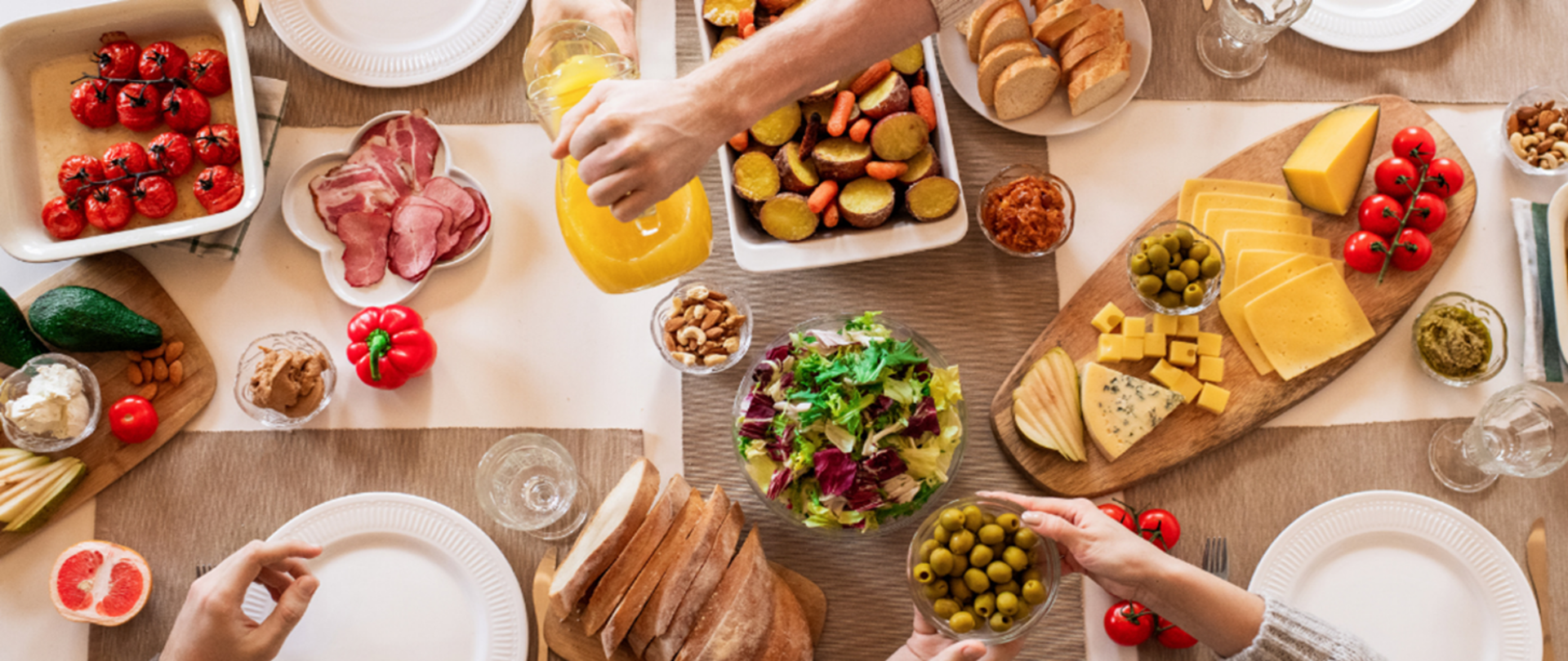 Stół zastawiony zdrową i bezpieczną żywnością, którą częstują się członkowie rodziny