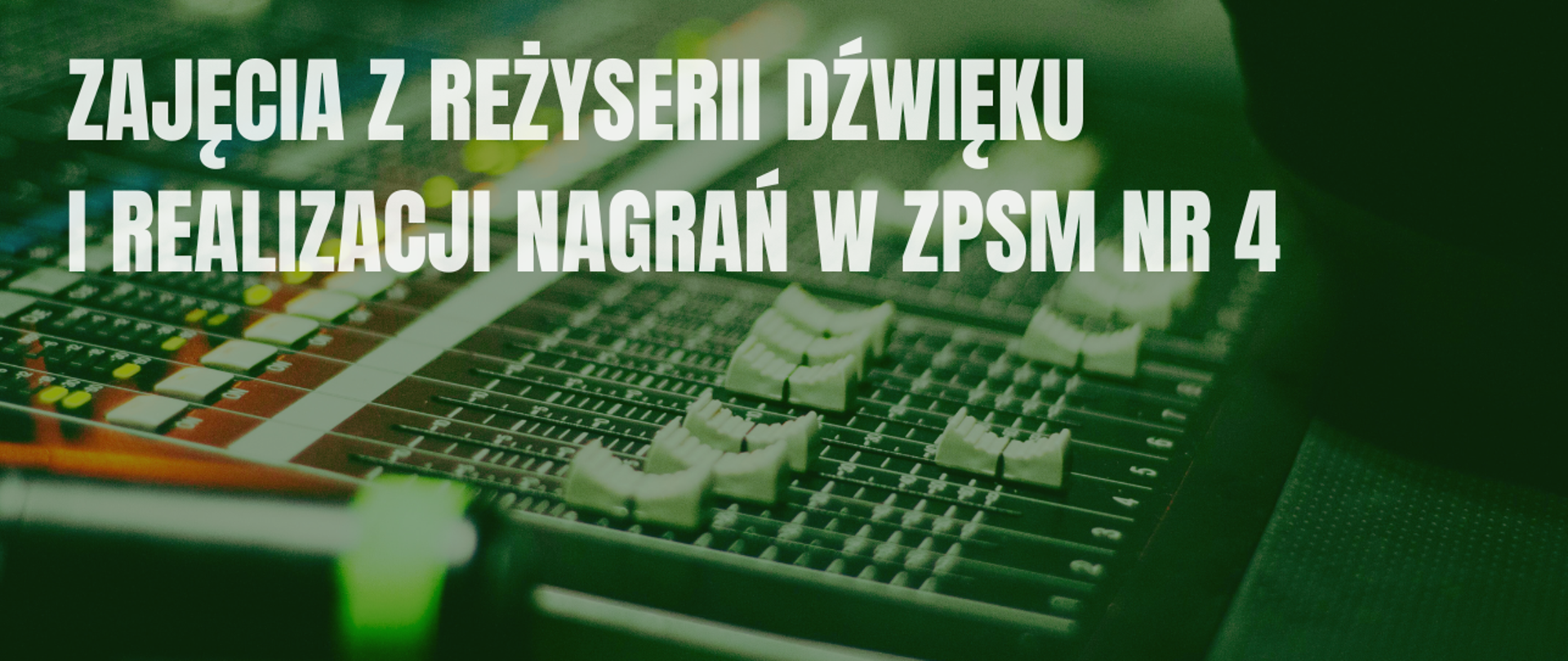 Baner do zajęć z reżyserii dźwięku i realizacji nagrań w ZPSM nr 4 - biały napis na grafice w zielonych odcieniach przedstawiającą konsolę reżyserską