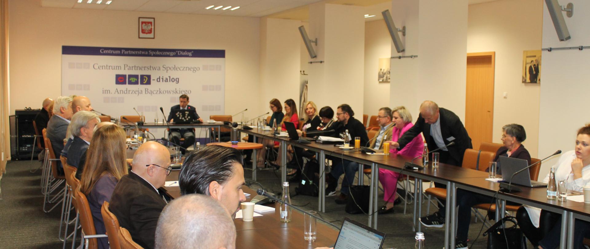 na zdjęciu widać uczestników szkolenia i prelegenta, siedzących w sali CPS Dialog im. A. Bączkowskiego, za prowadzącym widać baner CPS Dialog oraz godło Polski 