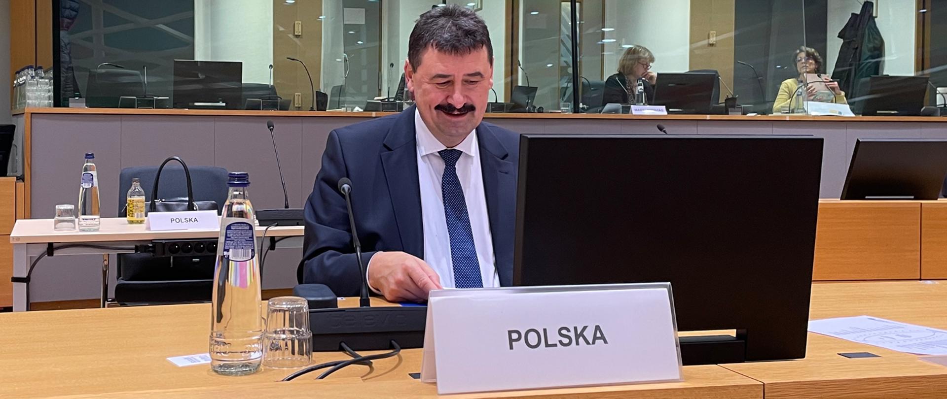 The Secretary of State Ryszard Bartosik at a Council meeting