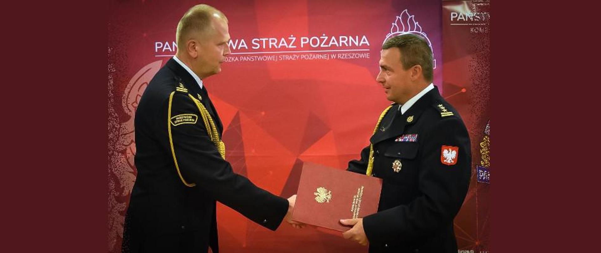 Na zdjęciu widzimy Podkarpackiego Komendanta Wojewódzkiego Państwowej Straży Pożarnej przekazującego akt powołania na stanowisko Zastępcy Komendanta Powiatowego Państwowej Straży Pożarnej w Leżajsku. 