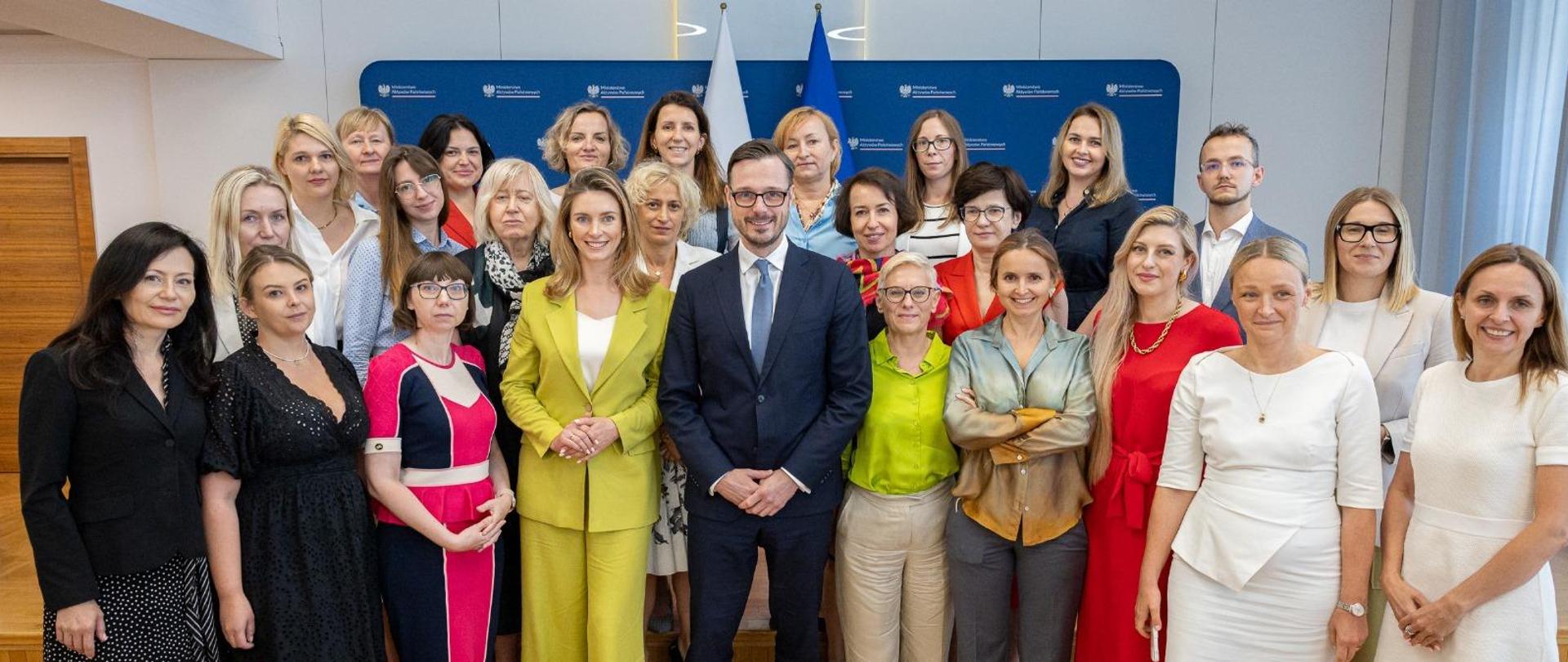 Spotkanie Ministra Jakuba Jaworowskiego z przedstawicielkami organizacji wspierających rozwój zawodowy kobiet. Family photo uczestników spotkania. 