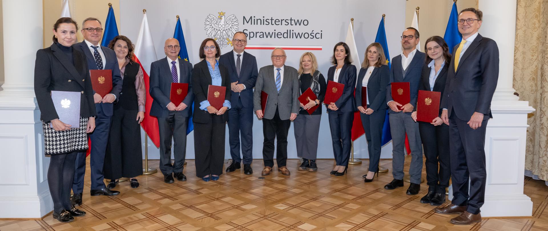 Minister Sprawiedliwości Adam Bodnar wręczył dziś (7.10.2024) akty powołania członkom Zespołu do spraw Prawa Unii Europejskiej. 